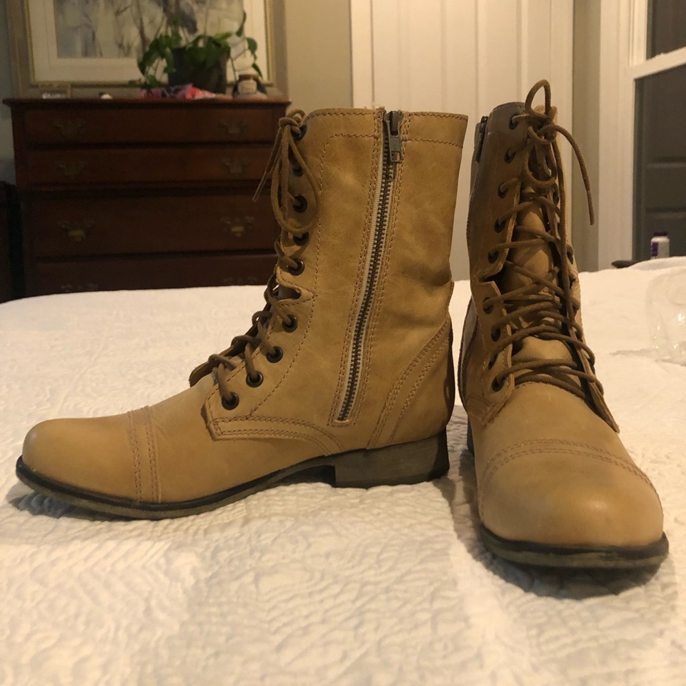 Steve Madden 8.5 lace up leather booties.